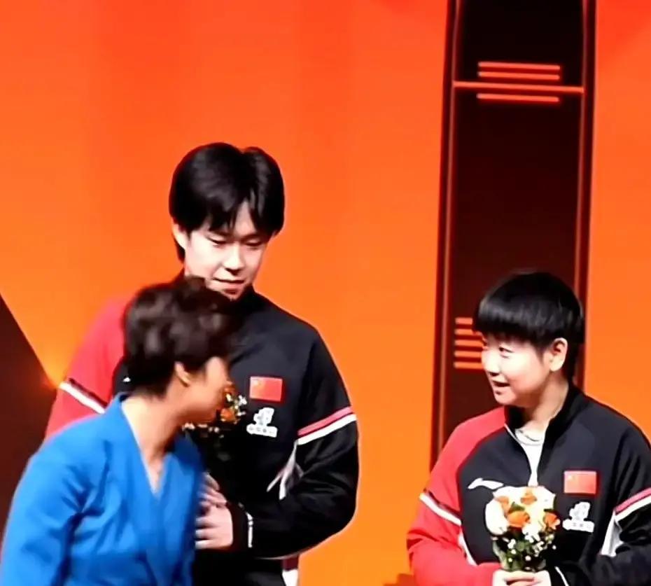 张怡宁在孙颖莎输球后，只说了四个字：“精神可嘉”。莎莎当时捂住手腕蹲在地上