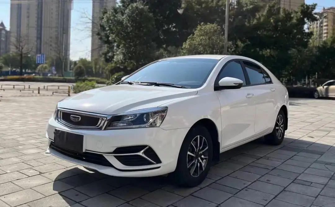 开车很菜的人，通常有这6个毛病！你中几个？毛病1：跟车距离过近，全程紧盯前