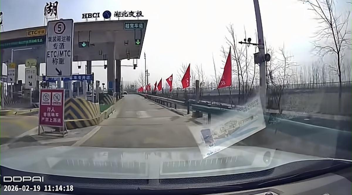 小心拦路“虎”虽然春节长假高速免费，但是没有安装ETC的车主在过收费口的地方时