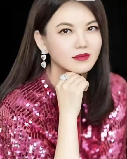 李湘为何如此富有，早期当主持人收入有限，后进电视台任管理层，薪资也属于普通高管水