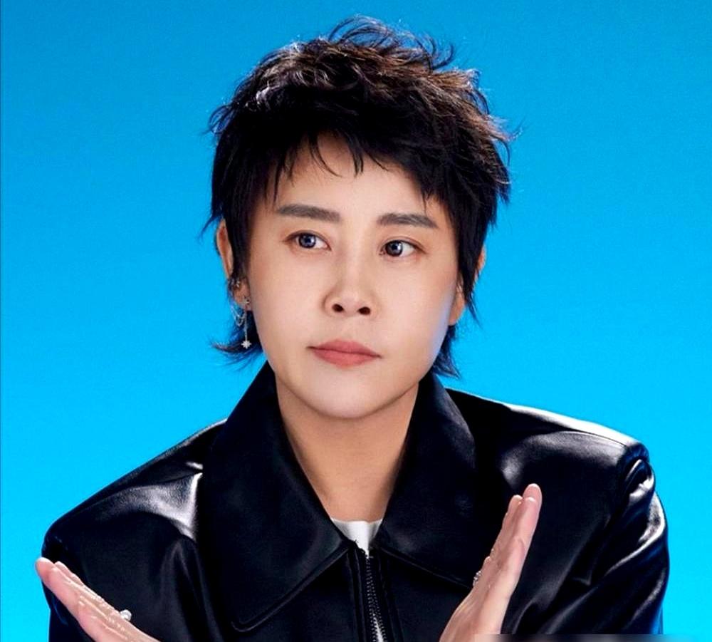 王濛没有站起来，她的反应比比赛更激烈。初舞台的拆票争议让人看笑话。倪萍说