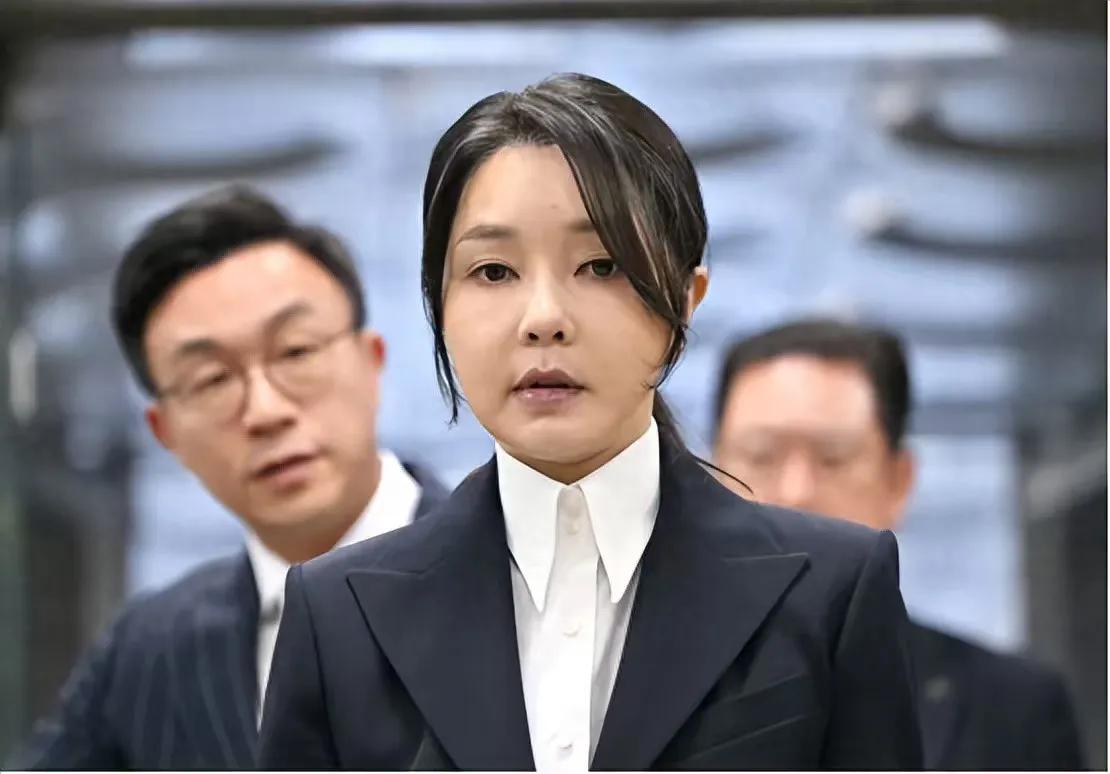 金建希比尹锡悦强多了。金建希想为丈夫博取一条生路，但是想法过于极端了！据韩媒报道
