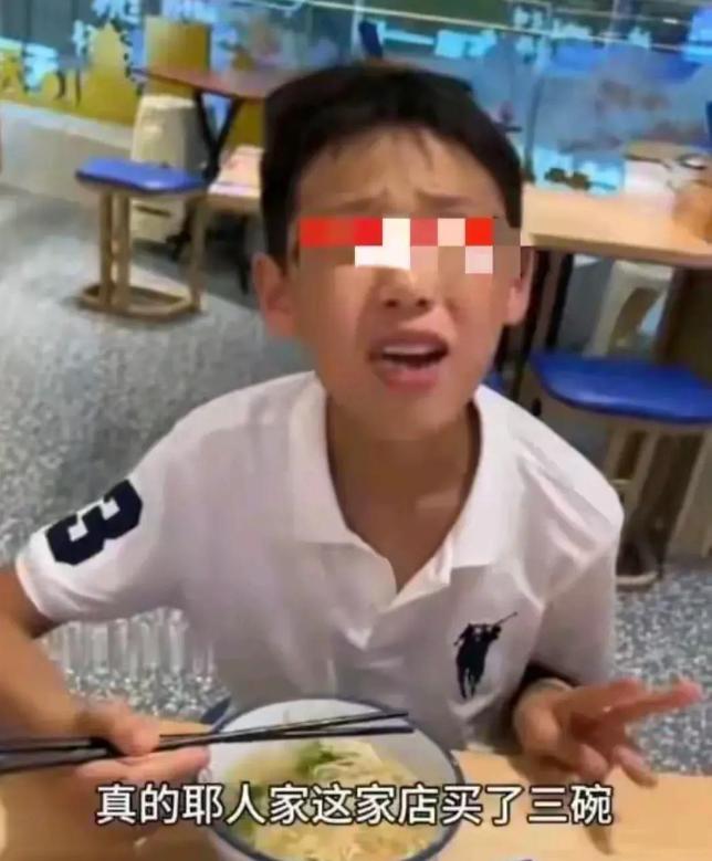 这当妈的太没正事了！河南，一女子带着三个孩子去吃牛肉面，进店后看到店家可以续面，