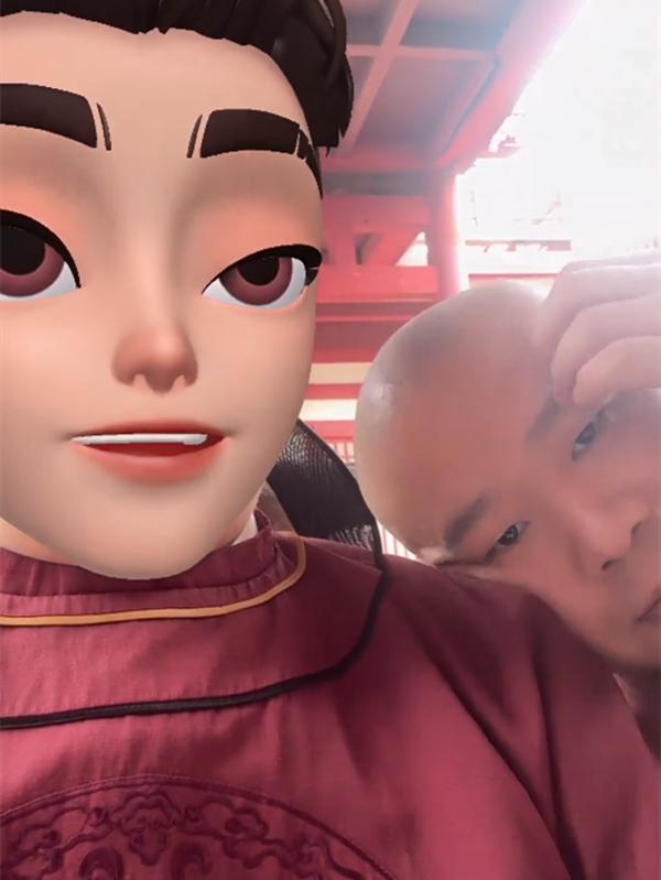 岳云鹏的保密意识还挺强，但没被张鹤伦当回事。前段时间，张鹤伦进了《绝顶富贵》剧组