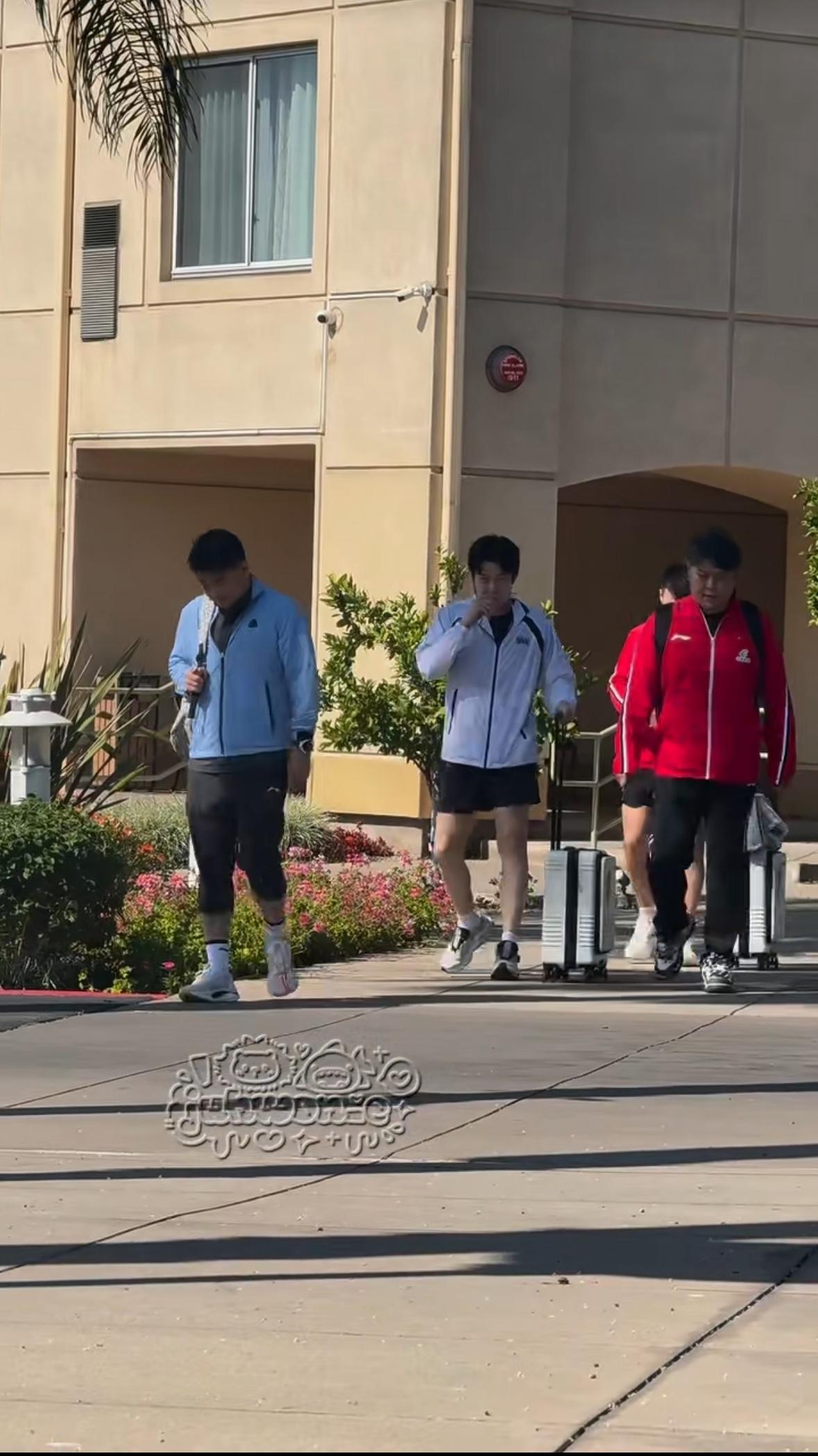 王队长上训第一天，身边两位教练都在，一边一个，真是捧着这个宝！楚钦上衣和短裤的