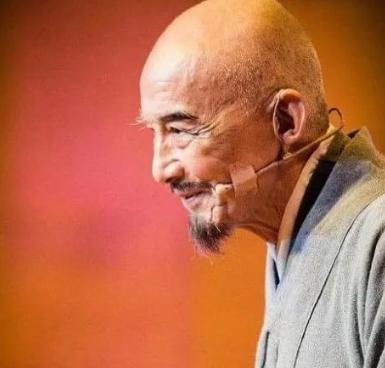 弘一法师说：真不忍心想告诉你，这个世界只是一场梦，你一辈子执着的子女、亲人，只是