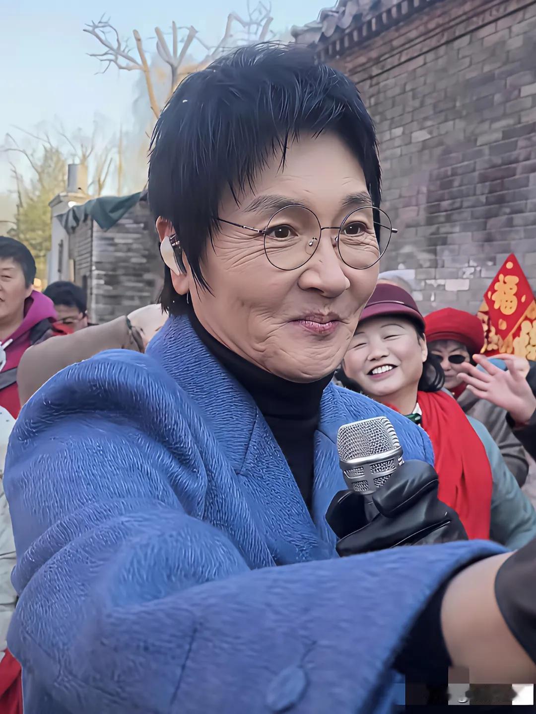 孙楠这脸为什么会变成这样，这脸皱得比那些80岁的老人还厉害，特别是眼睛和嘴巴的周