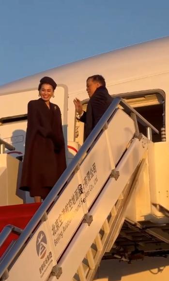 玛哈国王乘机离开北京，苏提达王后在飞机门口面带微笑并挥手告别！11月17日，苏