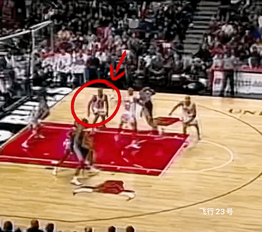 乔丹跟詹姆斯防守大pk。图一：35岁的乔丹还能一防五，这种统治力令人可怕。乔丹