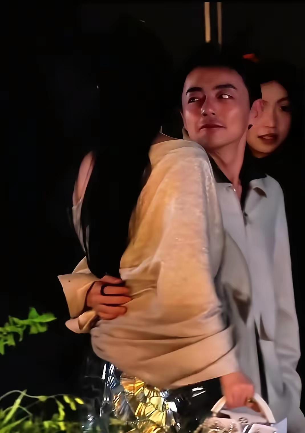 刘亦菲被搂腰了！就在昨晚上海W电影之夜上，W中文版主编直接上手搂住她的腰。女神没