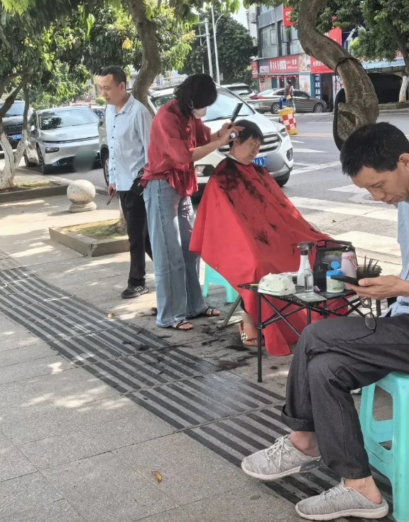 四川，一名男子在回家的路上，看到路边有一个中年女子在摆摊剪头发，正好他的头发有些