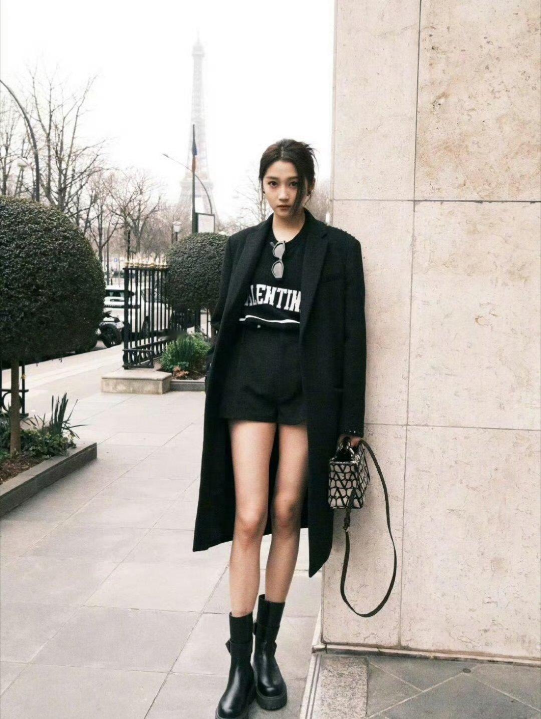 关晓彤的腿自带焦点体质在镜头前，关晓彤的腿仿佛有自己的语言。穿礼服时，它们勾勒出