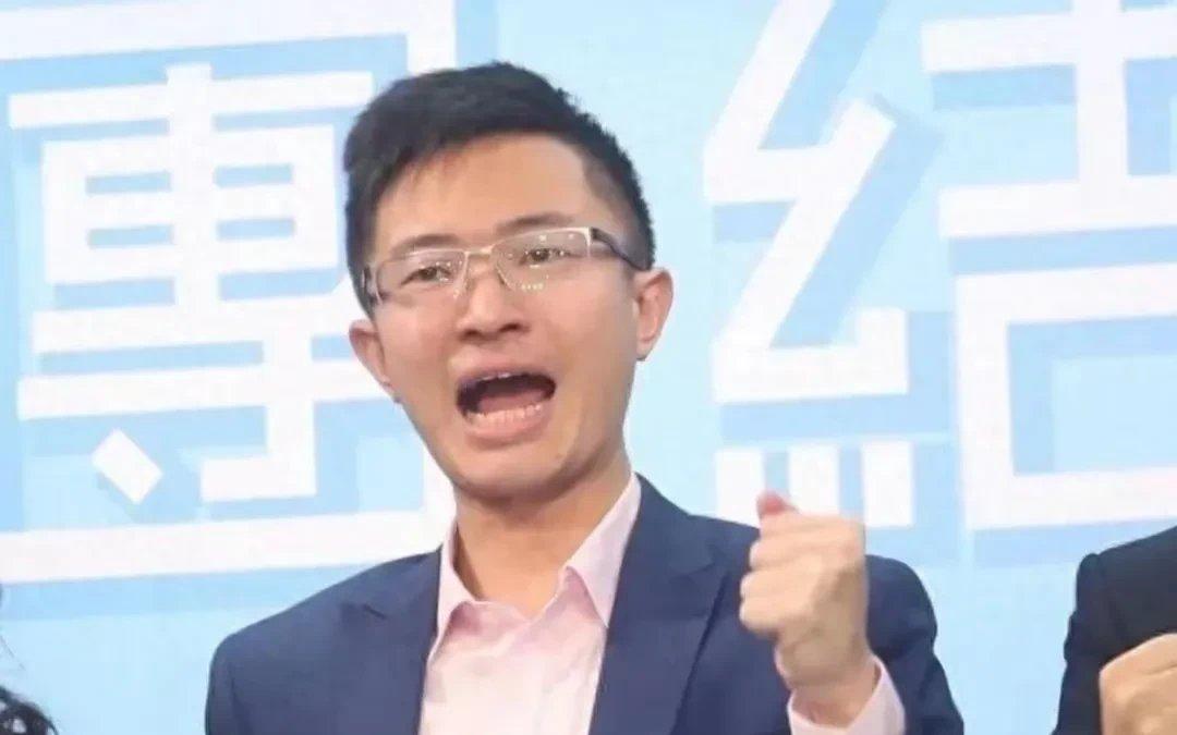 聆听侯汉廷的演说，实乃一种享受。这小伙子不仅历史文化知识极为渊博，表达能力更是出