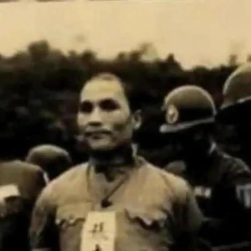 这张模糊不清的照片，见证了一位烈士就义前的悲壮，他的名字叫张志忠，是一位谍战英雄