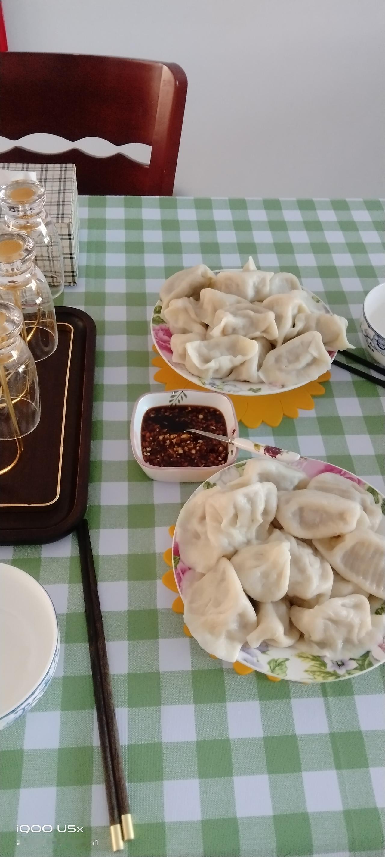 除夕，女儿一家三口人去了她婆婆家，我们老两口在家就包了三十多个牛肉大葱馅的饺子。