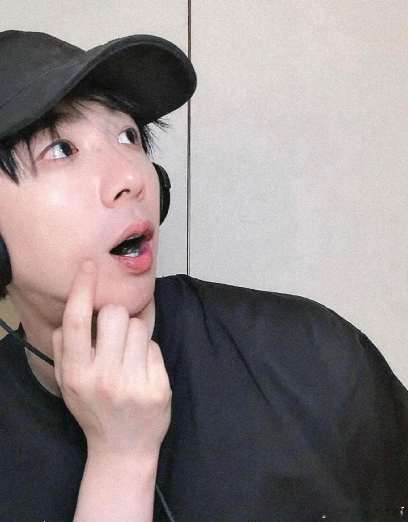 别人直播控场，刘宇宁直播忙着处理邻里八卦，还抓自家女明星顶岗。反应真实不做作，幽