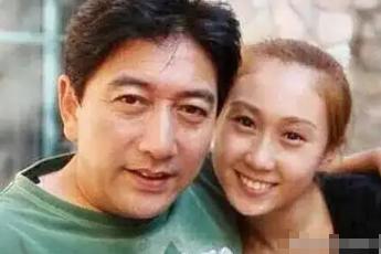 2007年，水均益的妻子突然瘫痪，他没有迟疑，选择与妻子离婚。女儿含着眼泪苦苦请