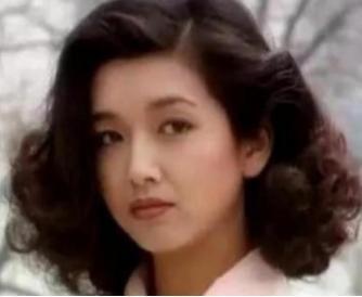 王志文飞美国，见到江珊女儿第一句话是夸名字“亦心”取得好。1993年他力排众议