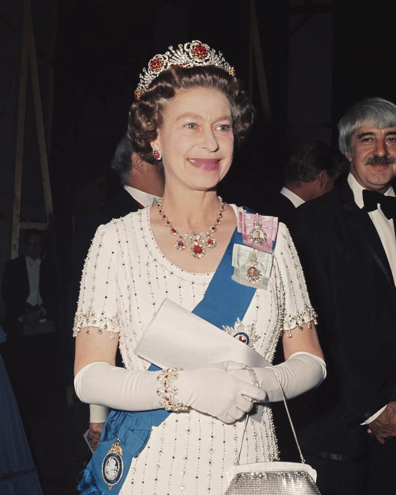 【珠宝首饰】二〇二六年四月十日至二〇二七年四月十八日，英国白金汉宫正在举行「Qu