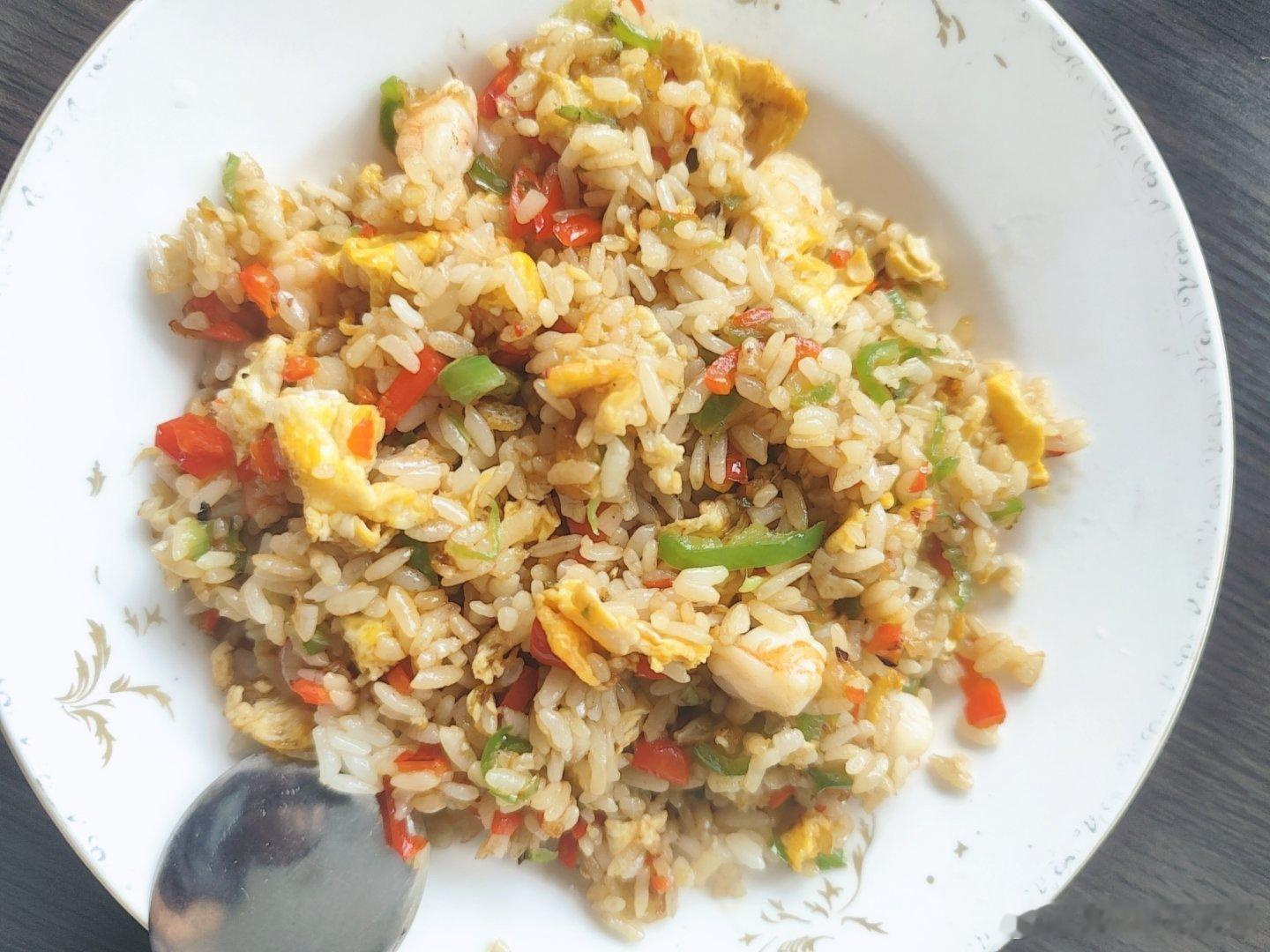今天吃虾仁蛋炒饭！！！​​​