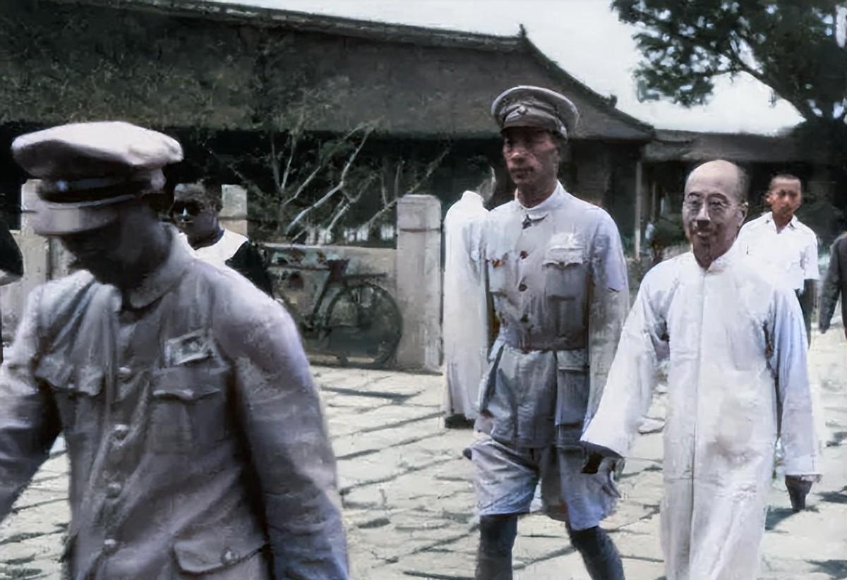 周作人晚年坚持拒不承认自己汉奸身份，与日本妻子关系不睦，且与鲁迅的后代没有任何来