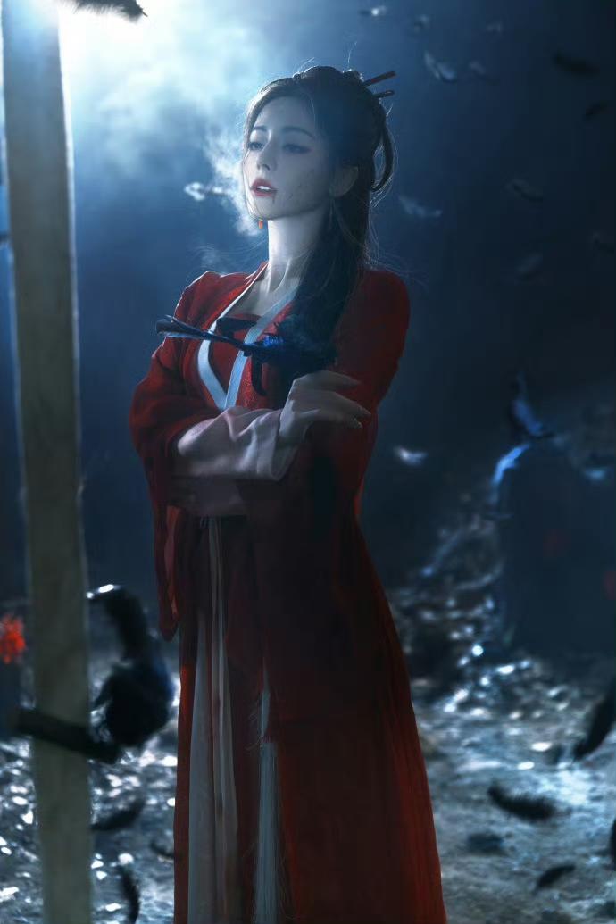 内娱古装剧年度对决！迪丽热巴《白日提灯》VS鞠婧祎《月鳞绮纪》，你站谁？迪丽