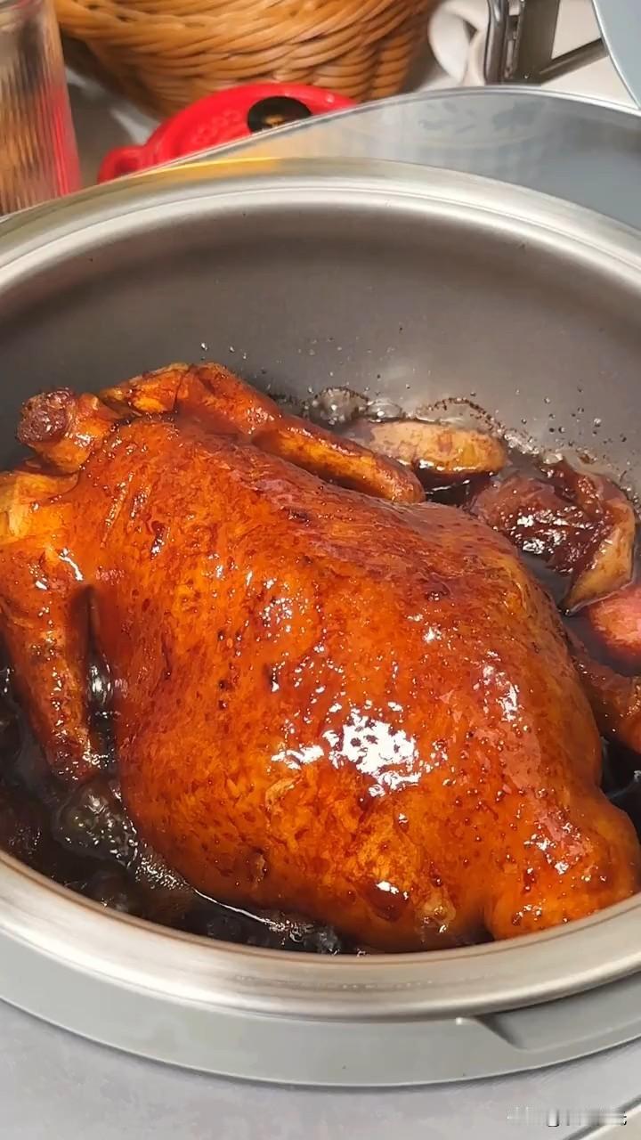 周末带娃去同事家串门，本来就是家常便饭，同事老婆没忙活一桌子菜，只用电饭煲焖了一
