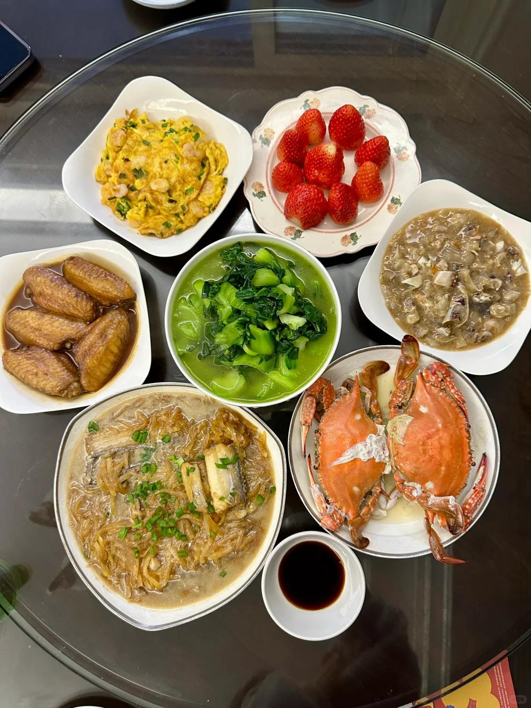 这一眼就认得出是宁波家常菜吧！萝卜丝带鱼鲜到骨子里，蟹糊咸香入味，清蒸梭子蟹锁