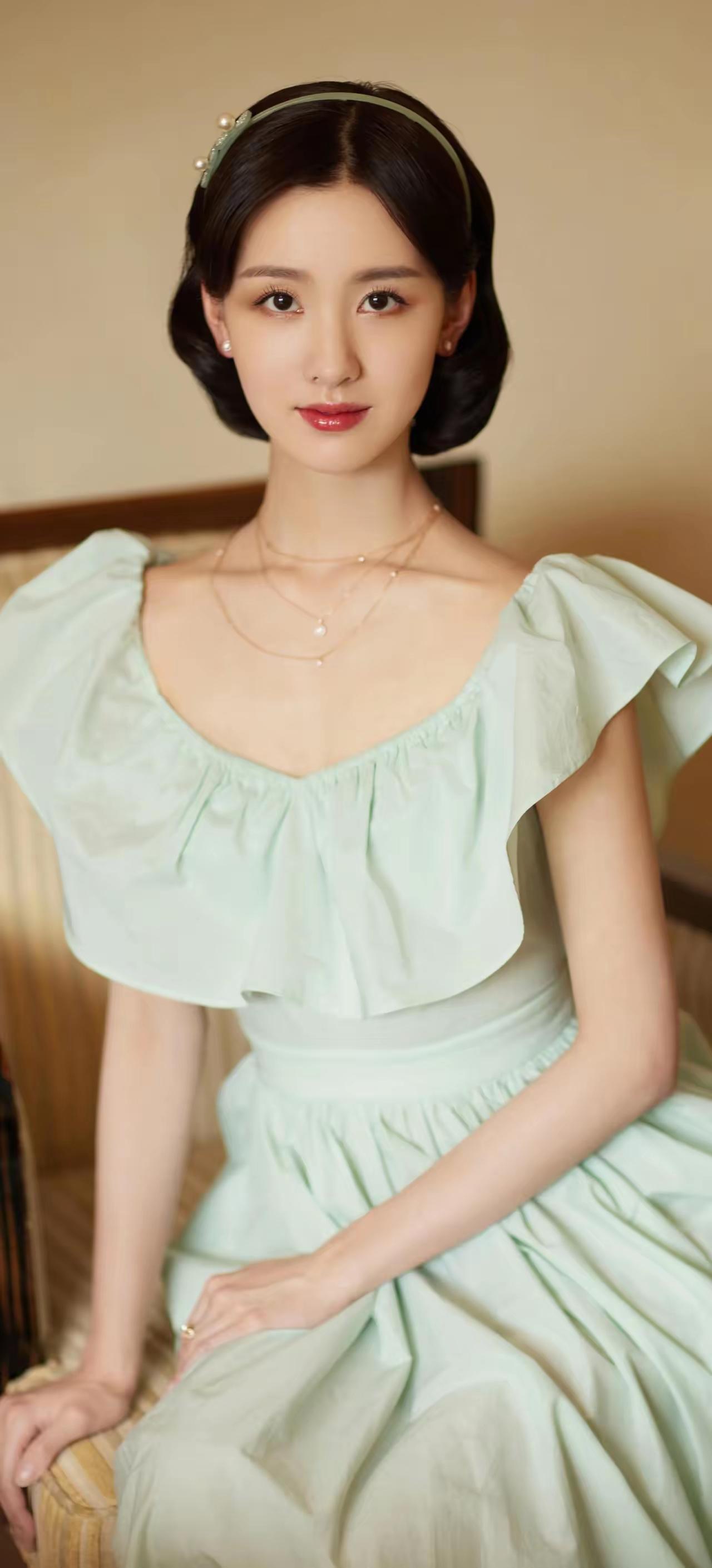 陈都灵真是美到让人窒息！她就像从古典画卷中走出来的美人，清冷气质拿捏得死死的。