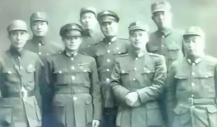 1948年淮海战役中，华野9纵攻下碾庄时，徐州“剿总”总司令刘峙、副总司令杜聿明