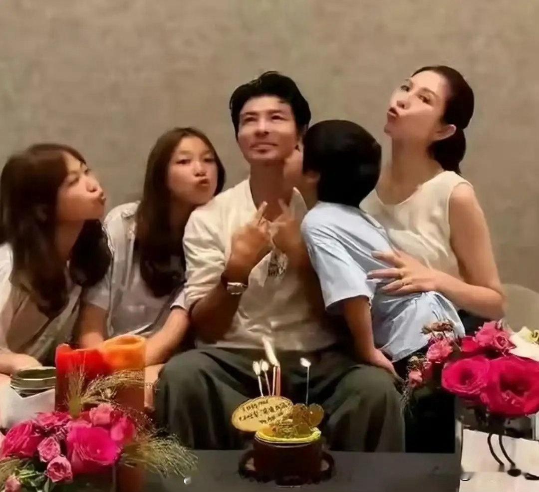 蔡少芬全家福照，两个女儿成了最大的亮点，已是亭亭玉立美丽动人