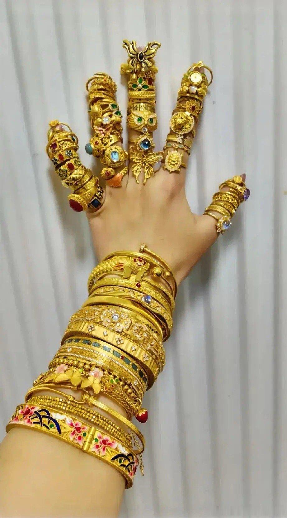 昨天跟我姥姥唠嗑，我说：“姥，现在金价可疯了，涨到一千多一克了！你的金镯子可值钱