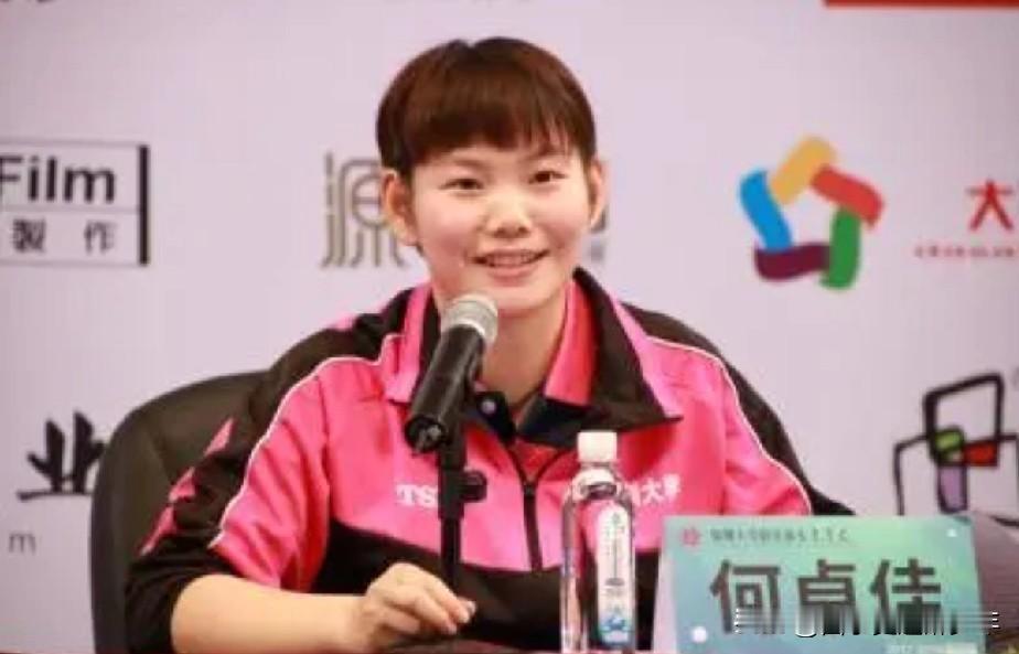 阿拉木图挑战赛女单1/4决赛，何卓佳VS佐藤曈。第一局何卓佳开局打成4平，5：