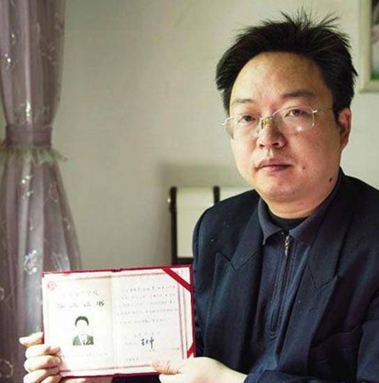 清华毕业后：他工作5年后辞职，回乡做保安，从不参加同学聚会。每天早晨，湖南长