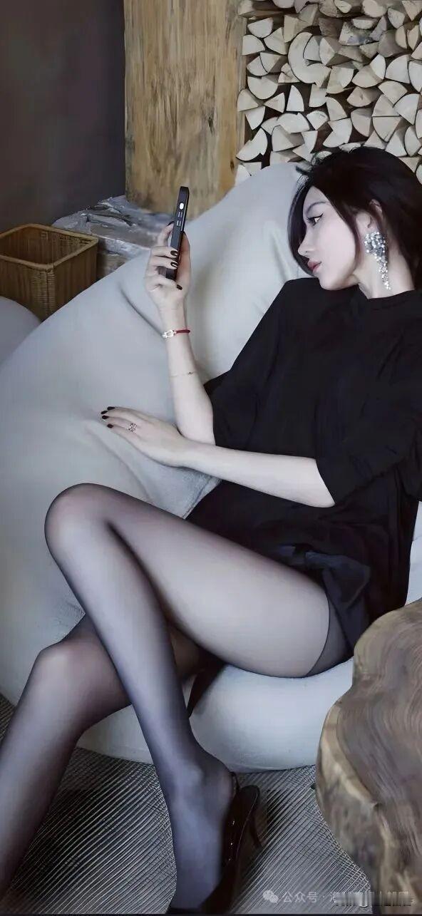 三种丝袜搭配，你更喜欢哪一种？