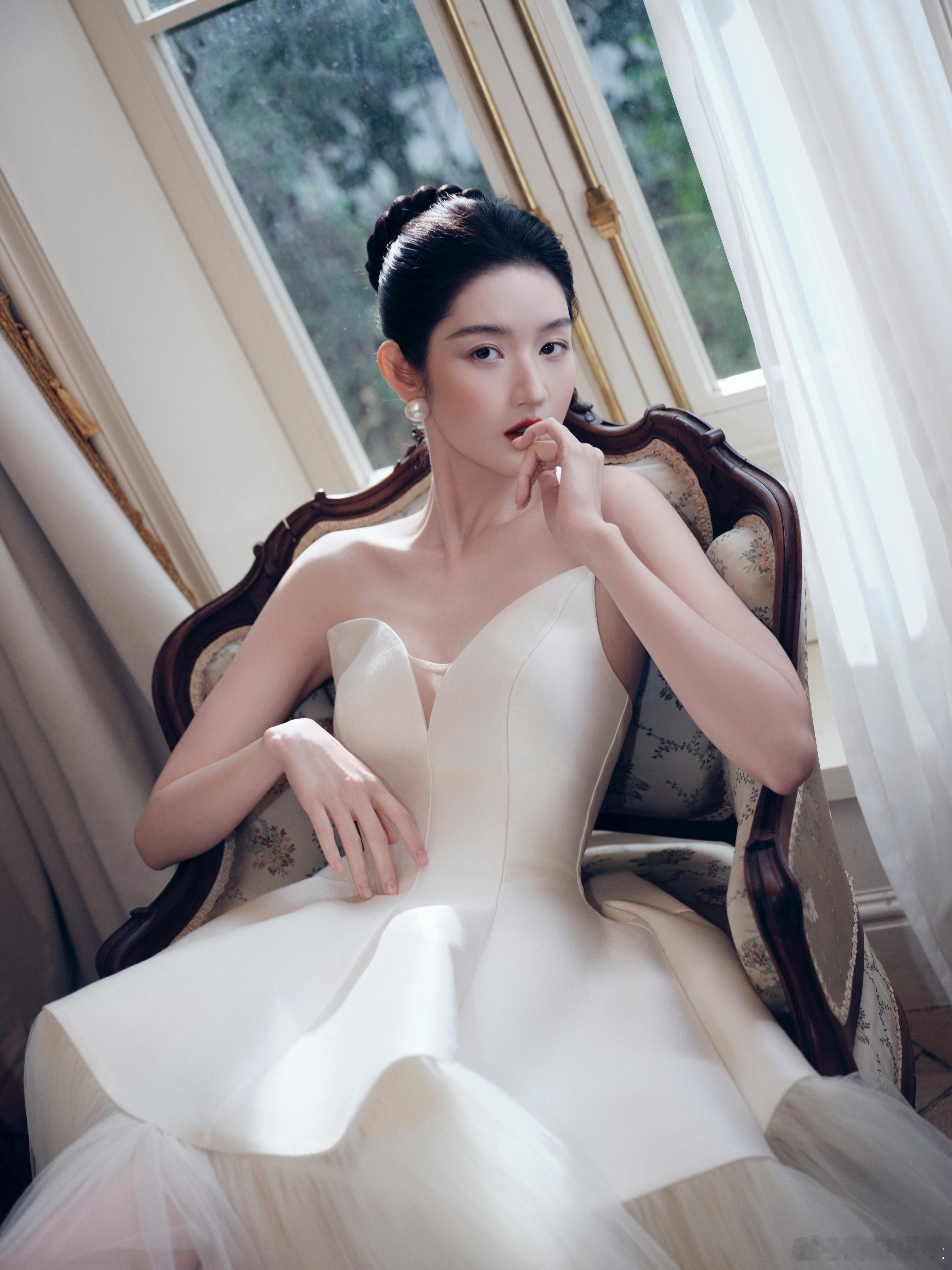 王玉雯还没化妆但图已经发了王玉雯：虽然还没化妆，但是图已经发了咱就说诡秘你也太