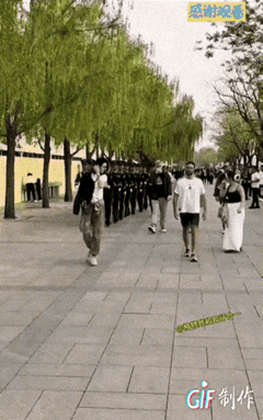 女的本来在深色砖那道上，回头看了一眼解放军位置，故意往右边斜了三道砖过去挡道。包