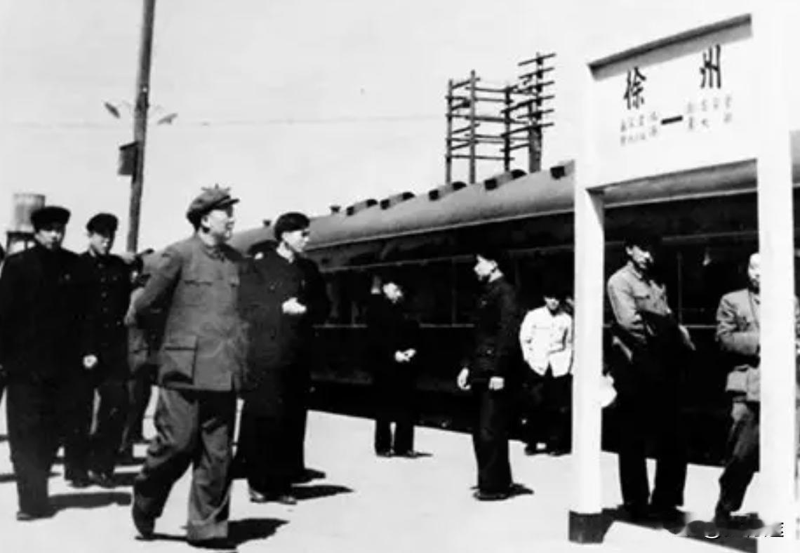 1956年，毛主席接见徐州地委书记时，忽然问他：“四”下面加个“南”是什么字？地