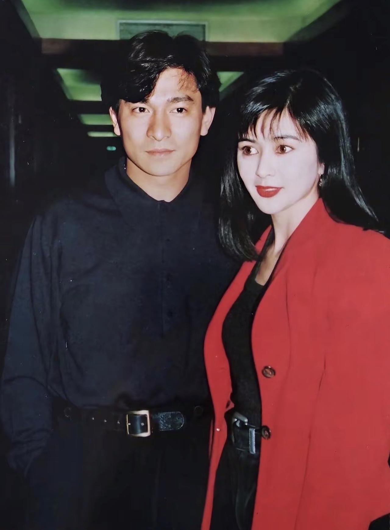 看到关之琳年轻时候的照片，她长得确实很漂亮，不愧有“香江第一美人”之称。19