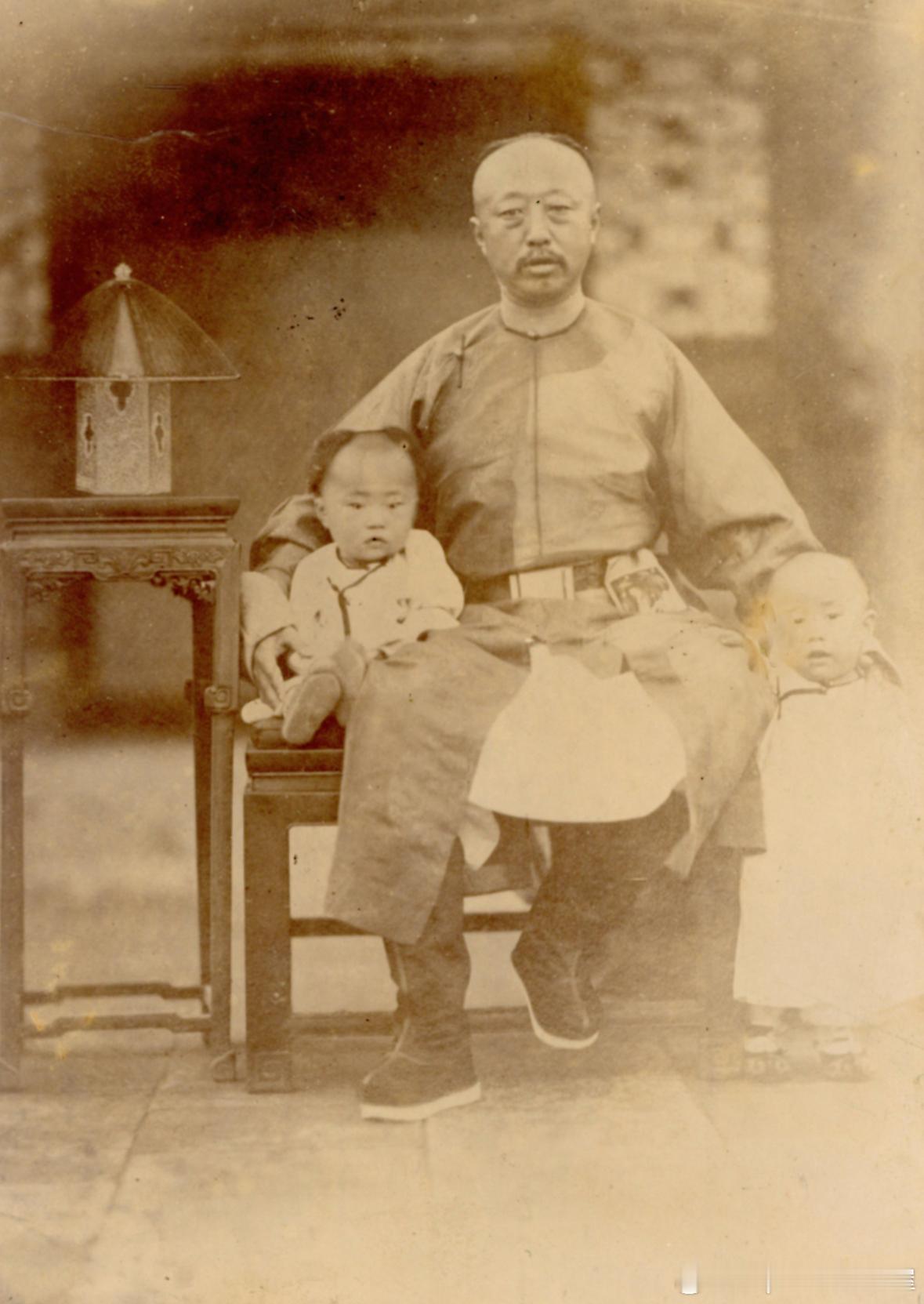 1880年代醇亲王奕譞与儿子载洵（怀抱者）和载沣（站立者）历史影像