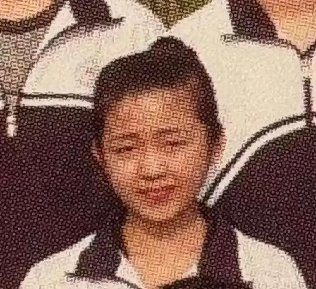 高中旧照曝光，她豪门人设崩了照片里穿肥大校服、素面朝天，和账号里香车名表反