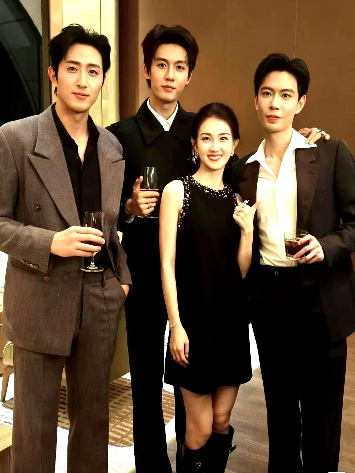 短剧演员们私下里那种毫不避嫌的亲近，真是让人有点看不懂。就拿郭宇欣来说，她居