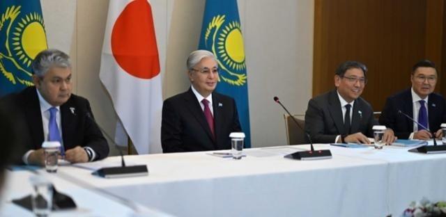 日本这回彻底傻眼了！兴冲冲拉着中亚五国反华，刚签完稀土大单，才发现东西根本运不出