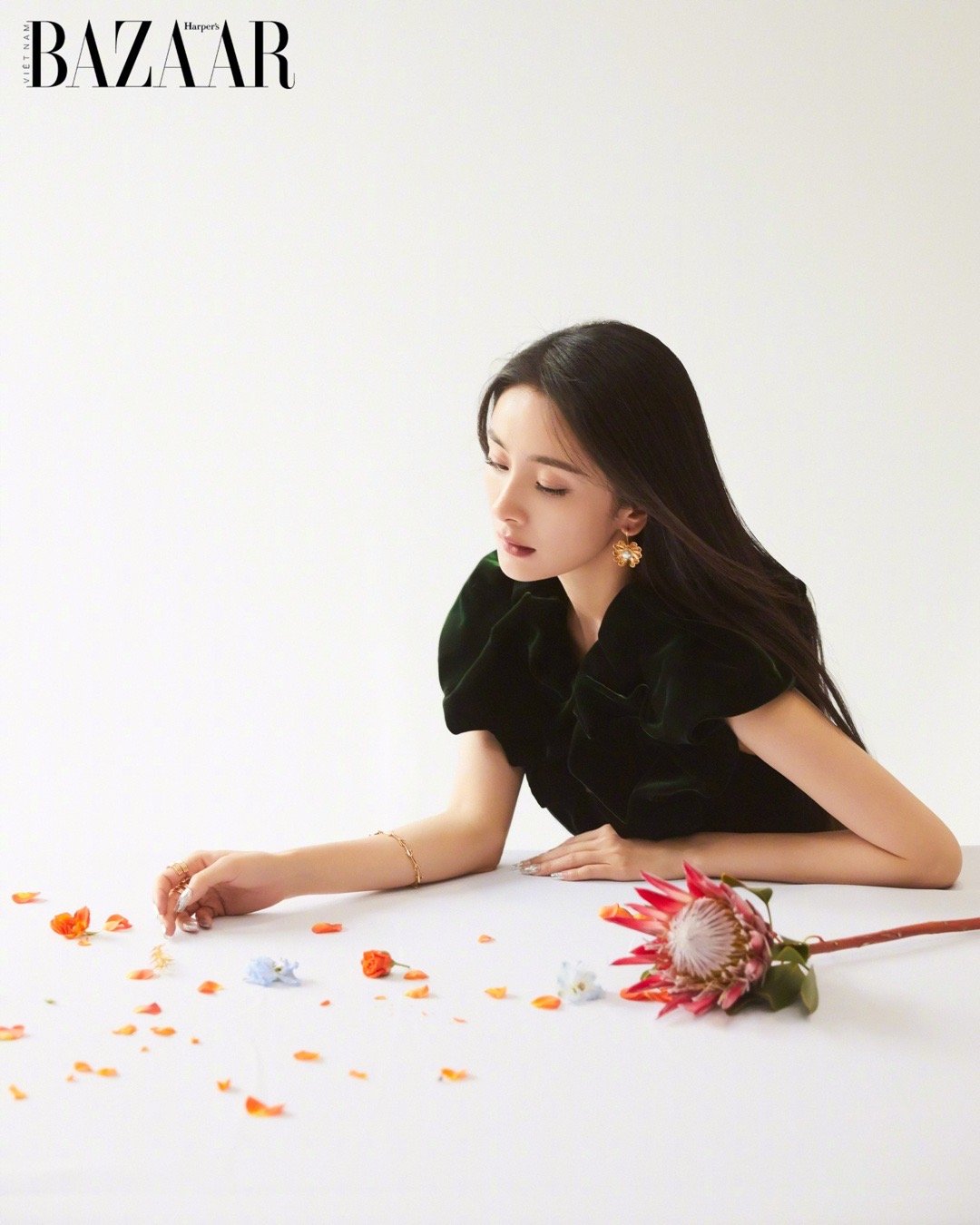 杨幂生万物ym杨幂宁绣绣漫步花间，裙摆缀满初夏浪漫孔雀低语，白纱轻扬自由与