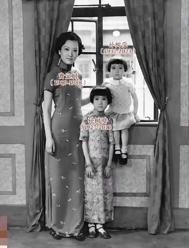 这是民国1930年，上海一位豪门阔太，在别墅里与两个女儿的合影，从照片来看，现在