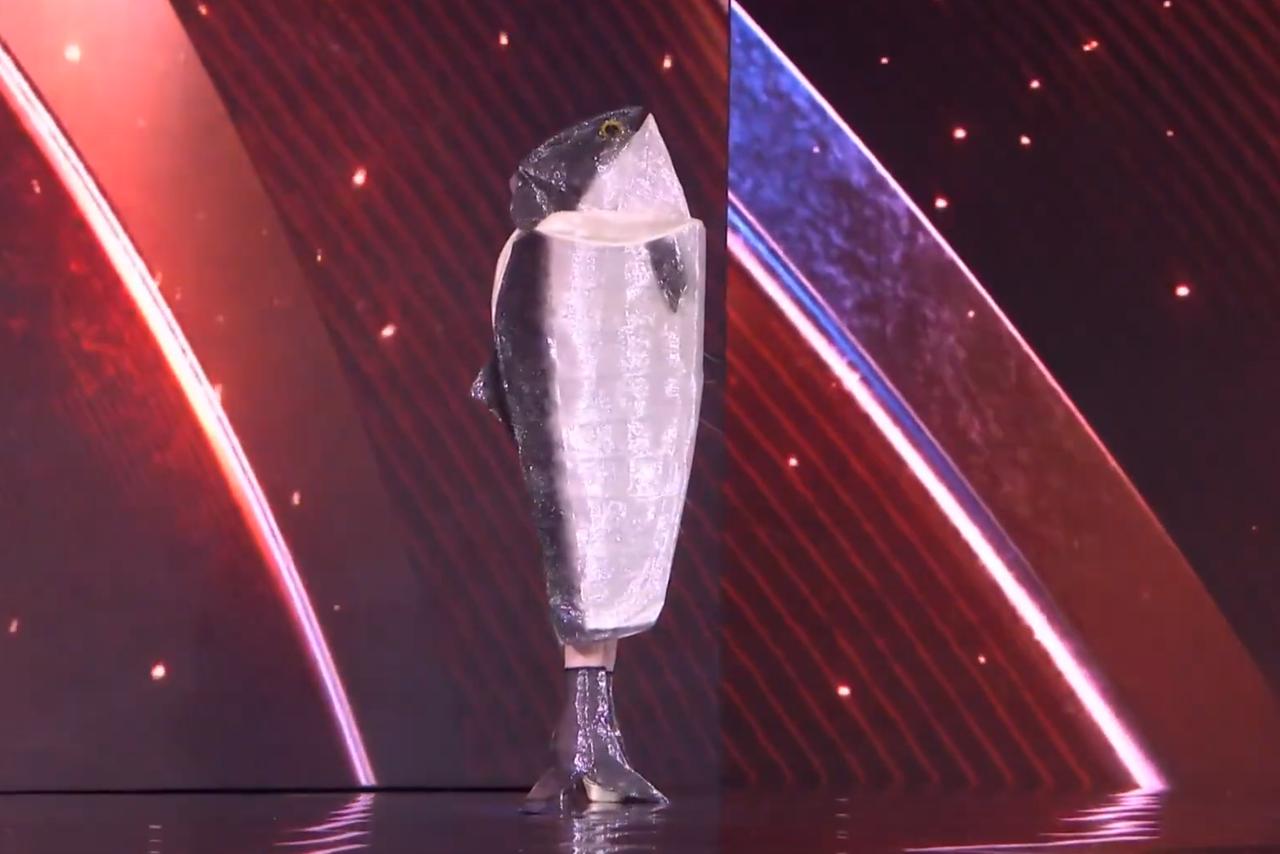 这条“咸鱼”一出场，台下的“环球小姐”都笑不出来了！民族服饰展示环节，全世界美