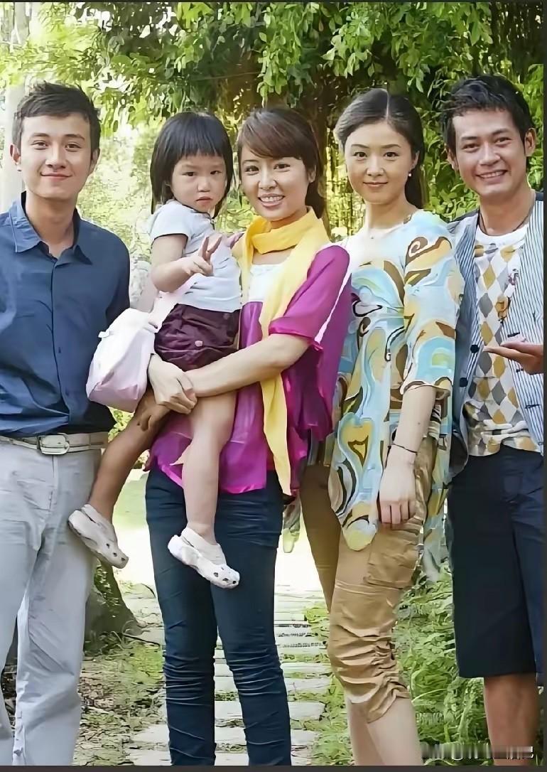 问：右边第二个美女是谁？