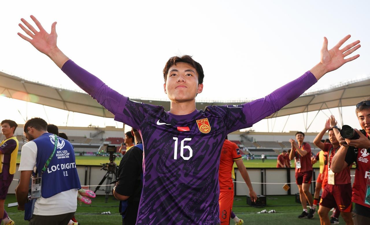 中国U23男足门将李昊在亚洲杯上的出色表现不仅得到了教练和队友的夸赞，半决赛击败