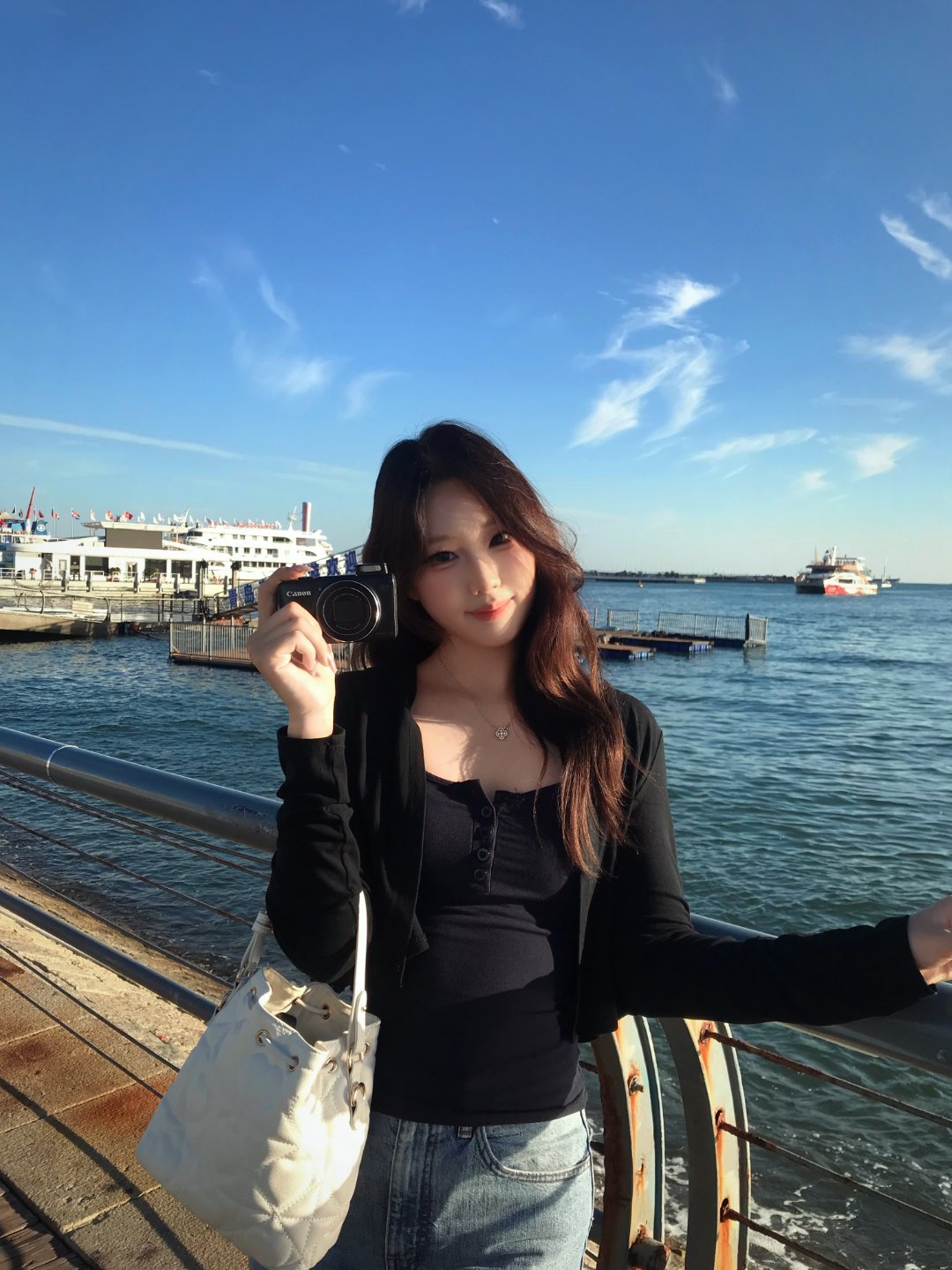 赴一场海滨之约🌊沿着木栈道慢慢走，风是自由的，海是耀眼的，快乐也是。​​​