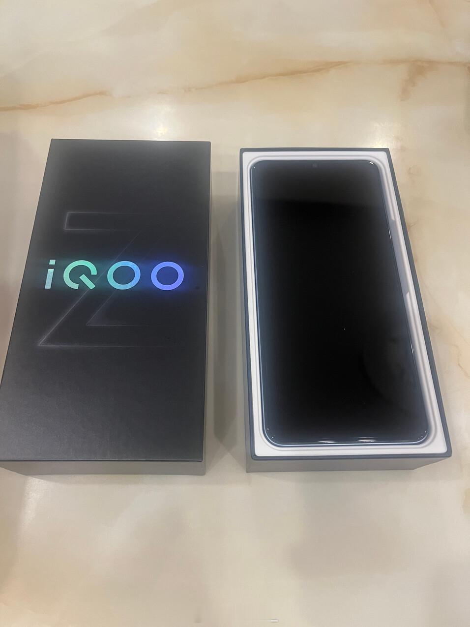 上手iQOOZ11i，浅蓝配色干净耐看。主打长续航+耐用机身，6500mAh电